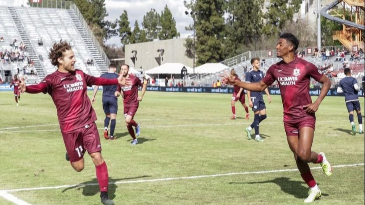 Douglas Martínez recibe MVP en su debut con el Sacramento Republic