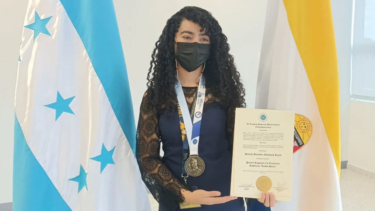 Hondureña Daniela Quiñonez recibe premio Rubén Darío 2021