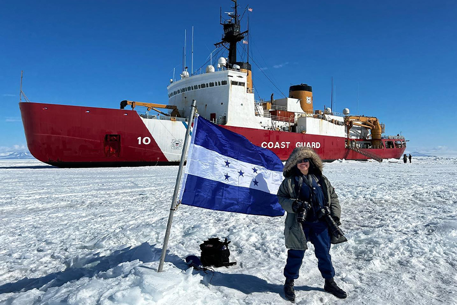 Hondureña muestra con orgullo la bandera de Honduras desde la Antártida