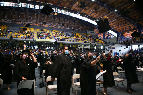 Más de mil hondureños se graduaron con mención honorífica