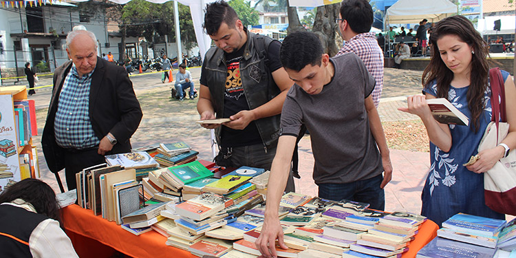 Asiste a la Feria del Libro en el Redondel del Ccet