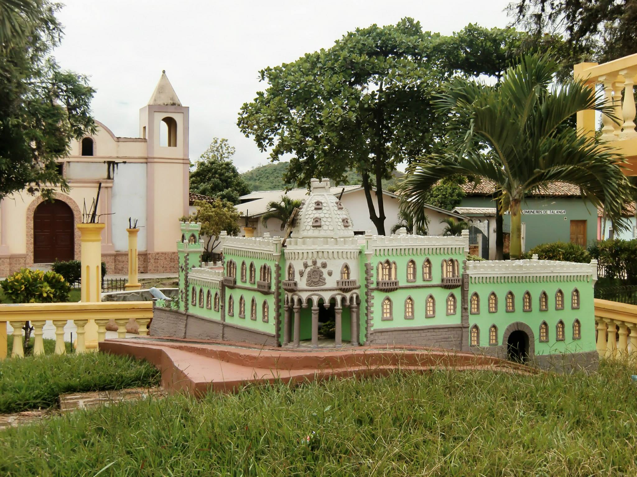Réplica en miniatura de la Antigua Casa Presidencial en Talanga