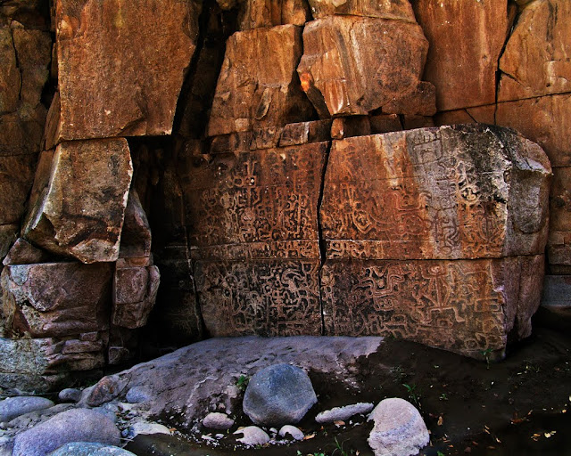 Impresionantes petroglifos al borde del Río San José en Oropolí