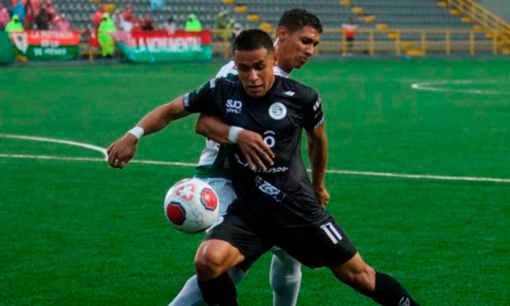 Remontada del Sporting de San José con segundo gol de Roger Rojas