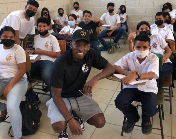 Alberth Elis realiza donativo a niños en escuela de San Pedro Sula