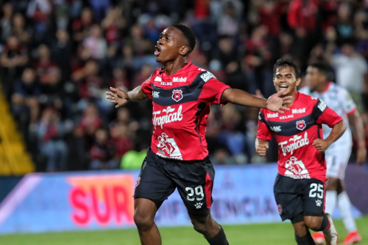 Bryan Félix anota su primer gol con el Alajuelense de Costa Rica