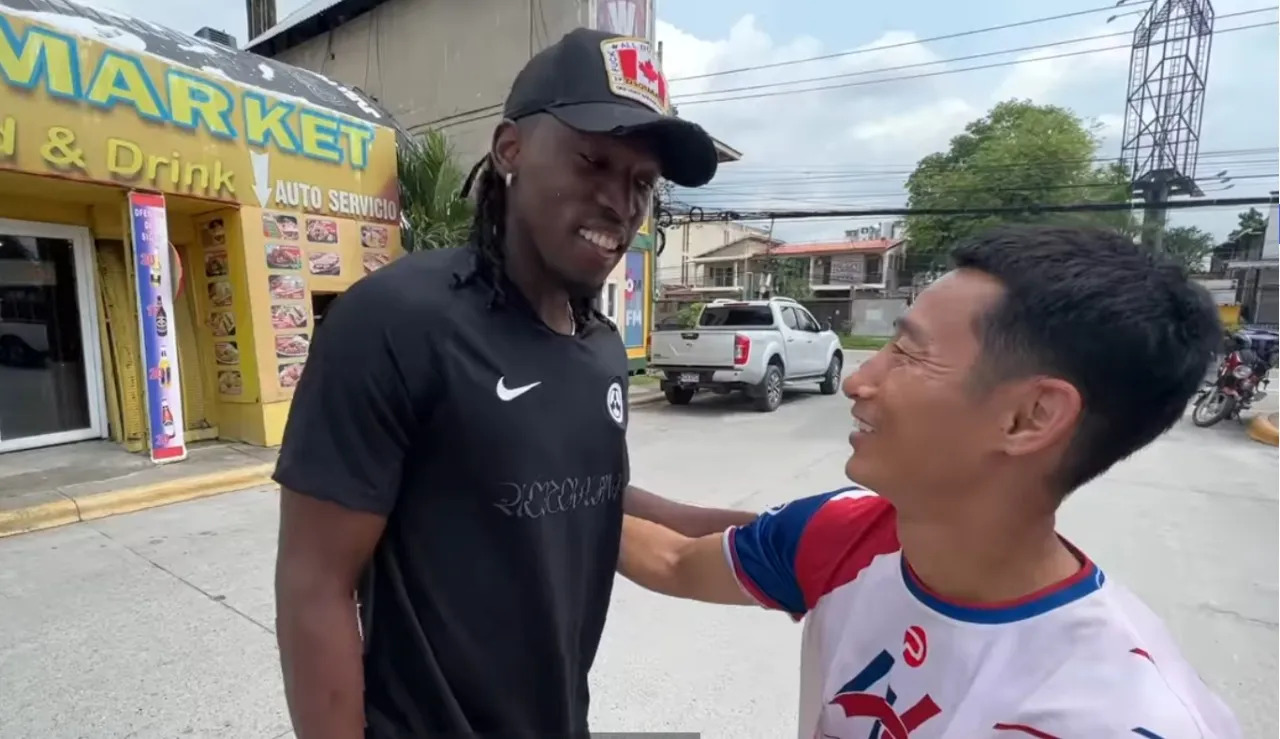 Alberth Elis sorprende con regalo al youtuber japonés Shin Fujiyama