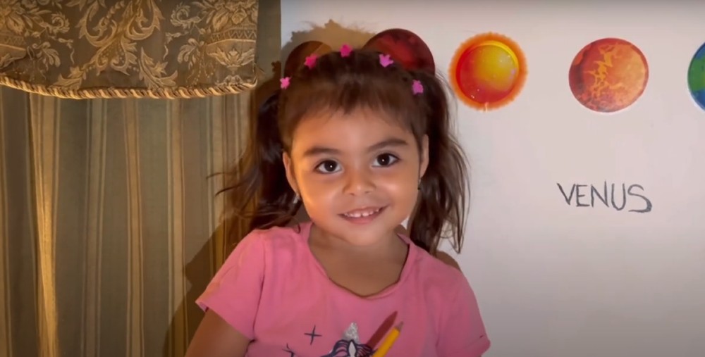 Pequeña hondureña destaca con su canal de YouTube