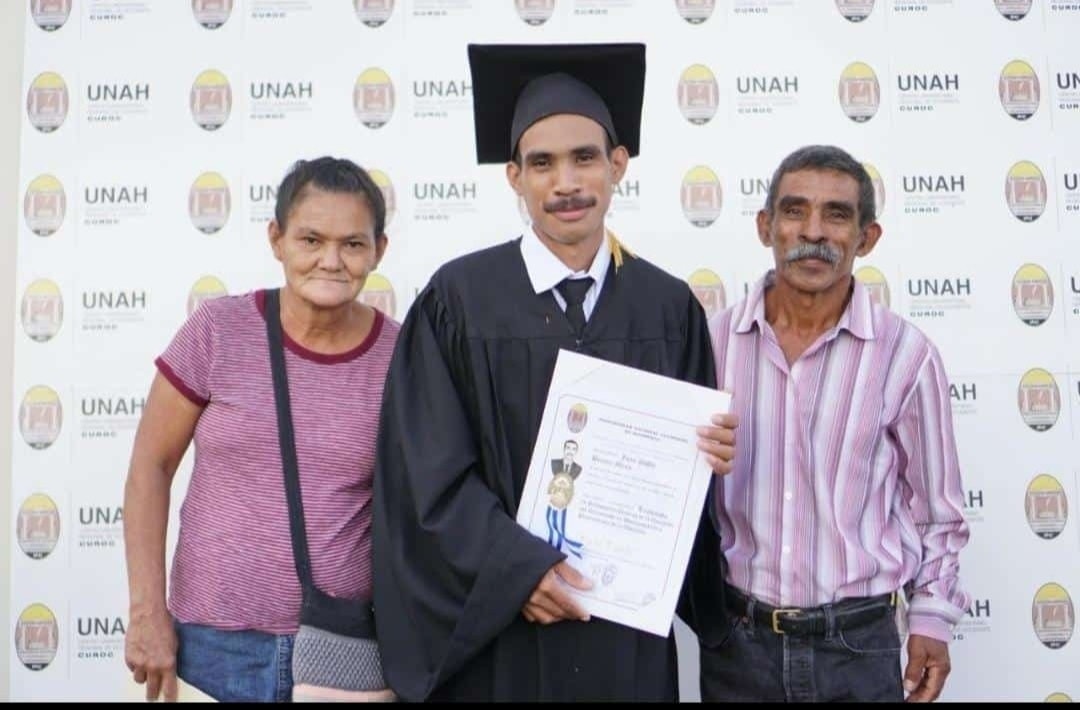 Hondureño cumple su sueño de graduarse de la UNAH