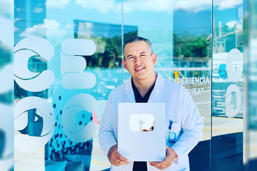 Doctor hondureño recibe placa de YouTube por su canal