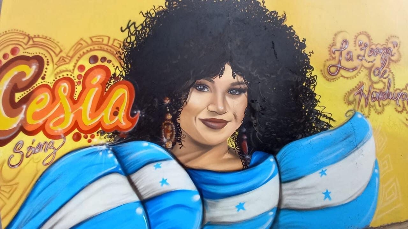 Artista hondureño rinde homenaje a Cesia Sáenz con un mural