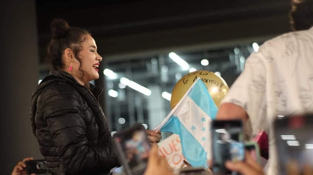 Hondureños reciben con emoción a Cesia Sáenz en el aeropuerto