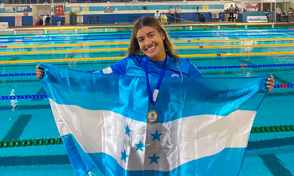 Michelle Ramírez consigue beca de natación en Puerto Rico