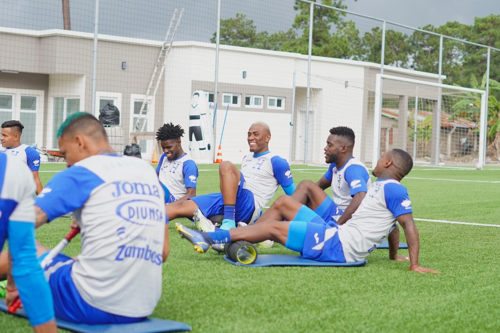 Selección de Honduras inicia entrenamientos para juego ante Argentina