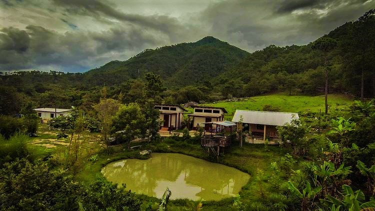 Hostal la Laguna entre las faldas de la montaña más alta de Honduras