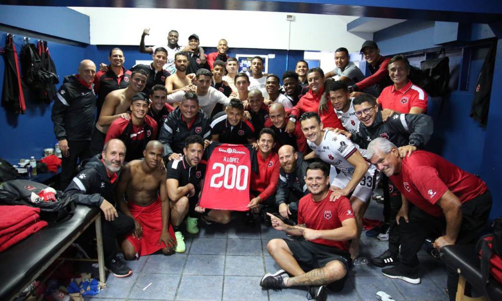 Alex López alcanza 200 partidos con el Alajuelense de Costa Rica