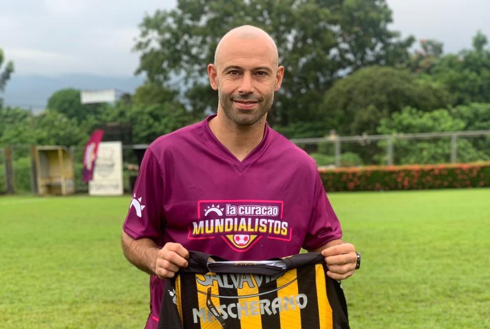 Real España entrega camiseta del equipo a Javier Mascherano