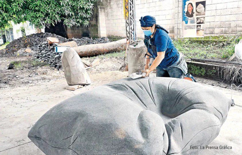 Hondureña participa en Simposio  de Escultura en Piedra y Madera