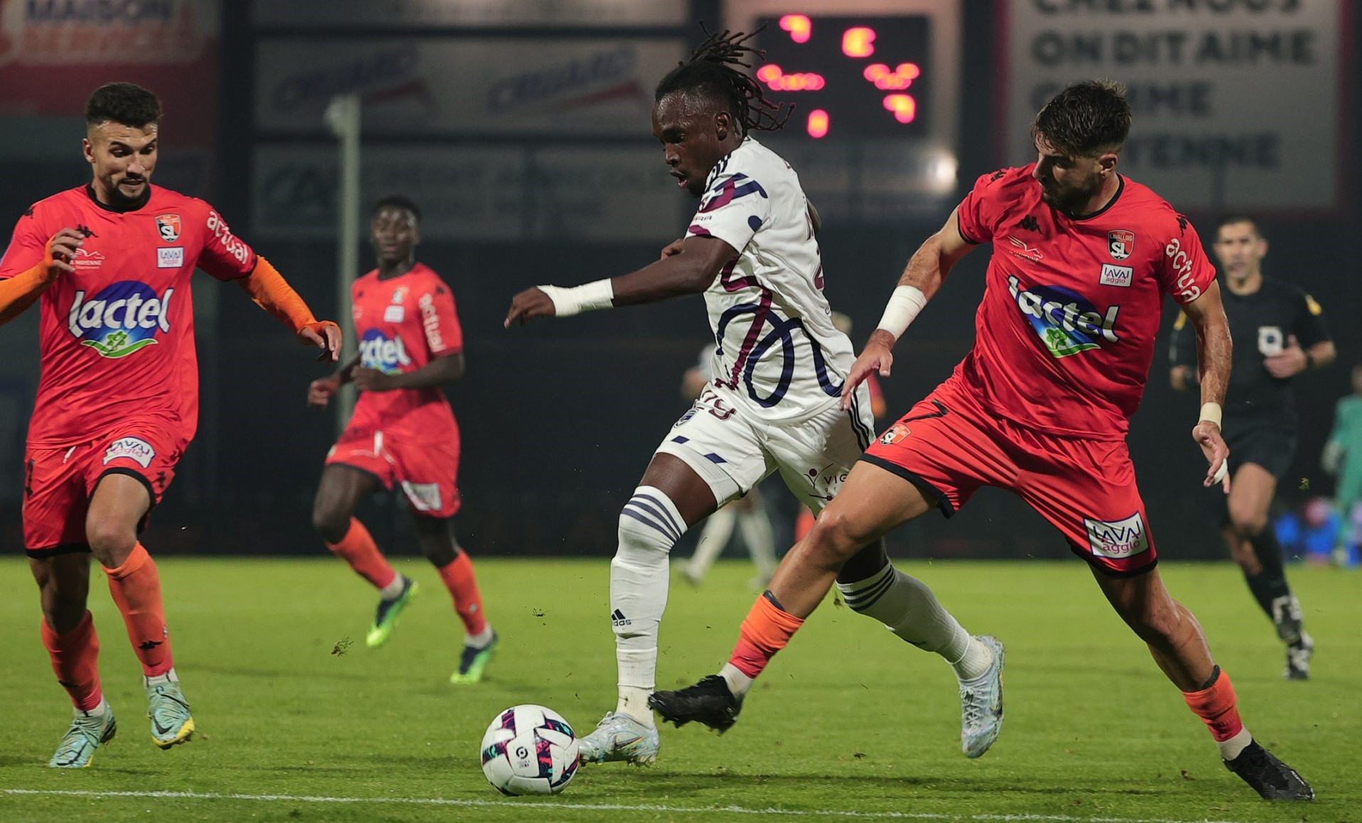 Alberth Elis marca su primer gol con el Burdeos en Ligue 2