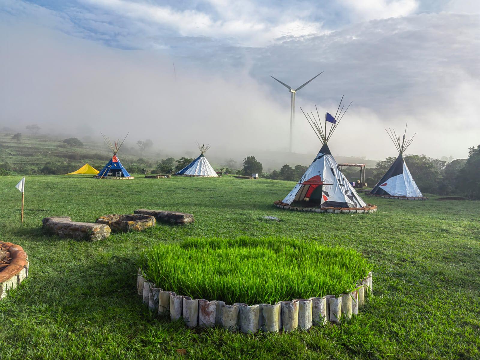 Katrachilandia, un espacio divertido para acampar cerca de las eólicas en Santa Ana