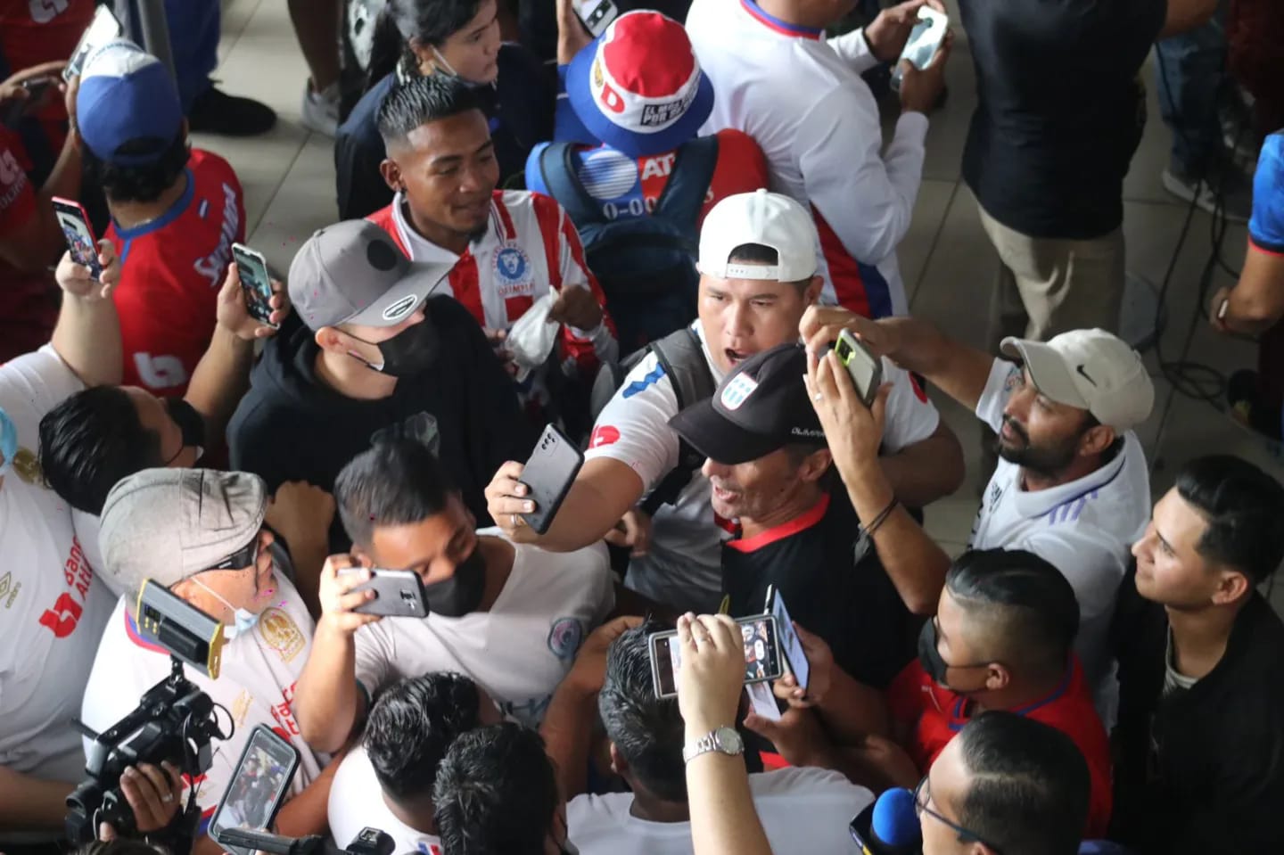 Olimpia aterriza en Honduras con enorme recibimiento de los hinchas