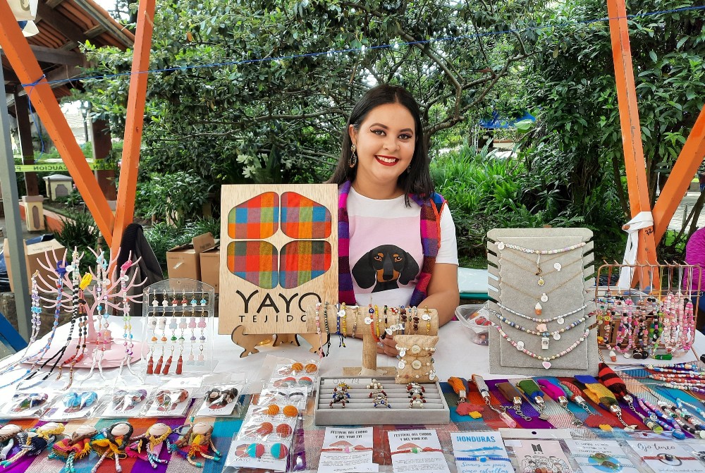 Hondureña emprende con tienda de accesorios personalizados