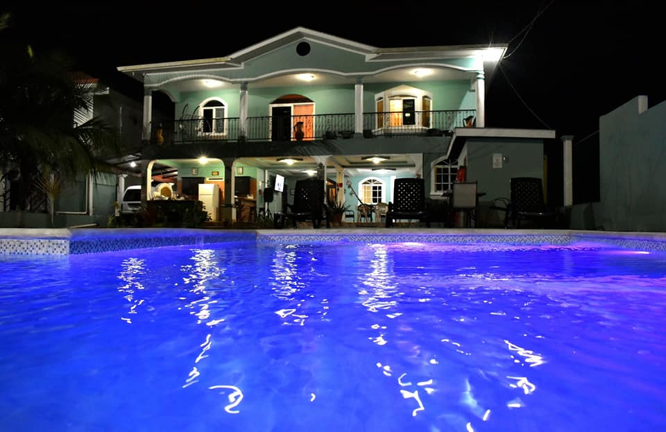 Casa Rosa Luna una estadía en cerca de la  hermosa playa de Omoa