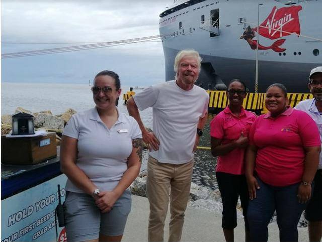 Famoso millonario Richard Branson, viajó a Honduras en su crucero