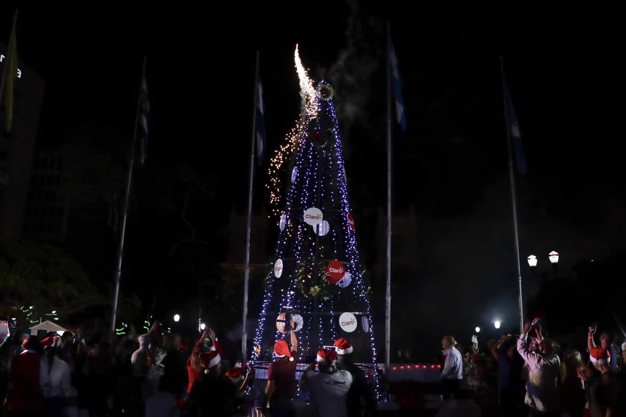 Inauguran la Navidad en San Pedro Sula encendiendo el árbol