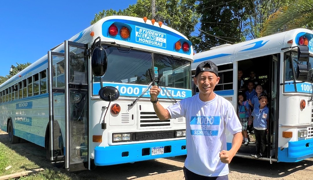 Shin Fujiyama recibe donativo de buses para sus escuelas en Honduras