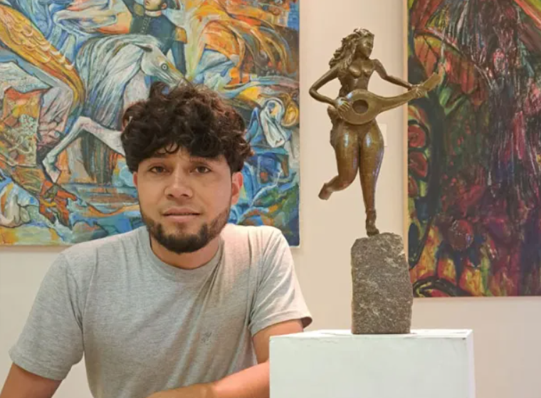 Deyvis Umaña, escultor hondureño que ha participado en simposios internacionales