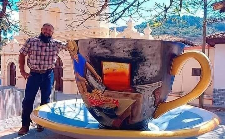 Hondureño Carlos Ortiz sorprende con escultura de café y rosquillas