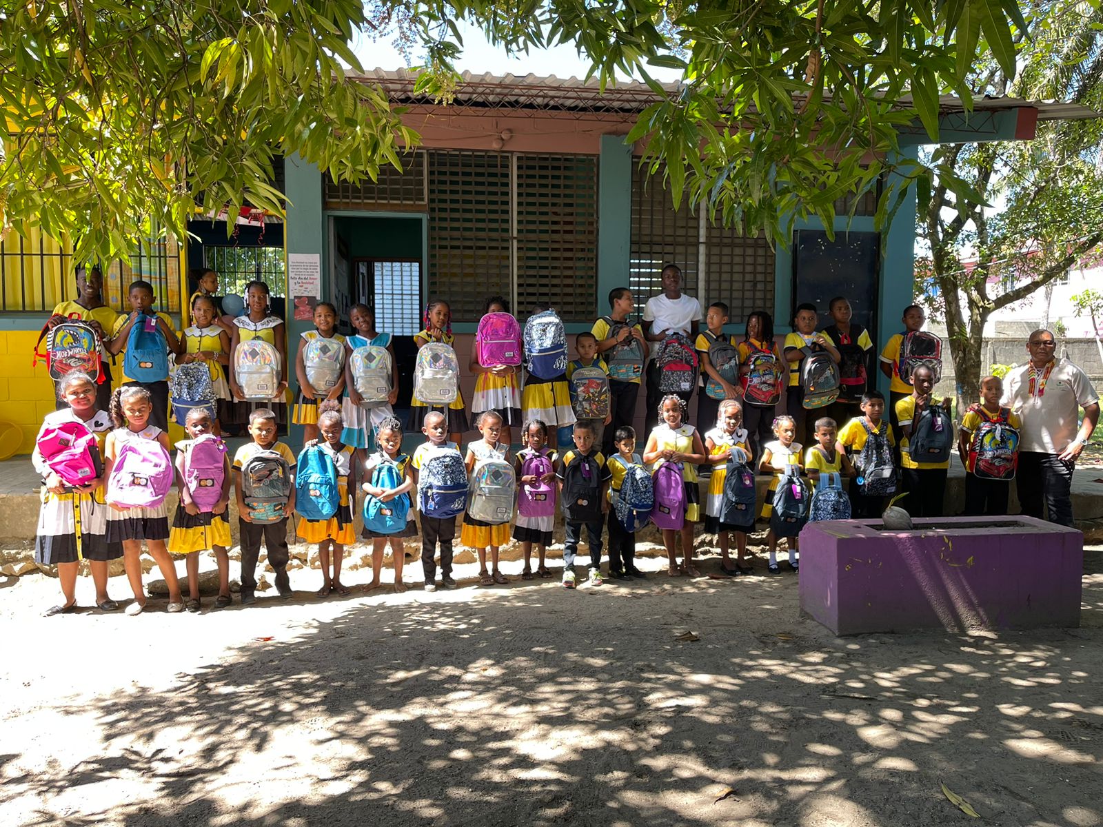 Romell Quioto realiza enorme gesto a niños de escuela en Colón
