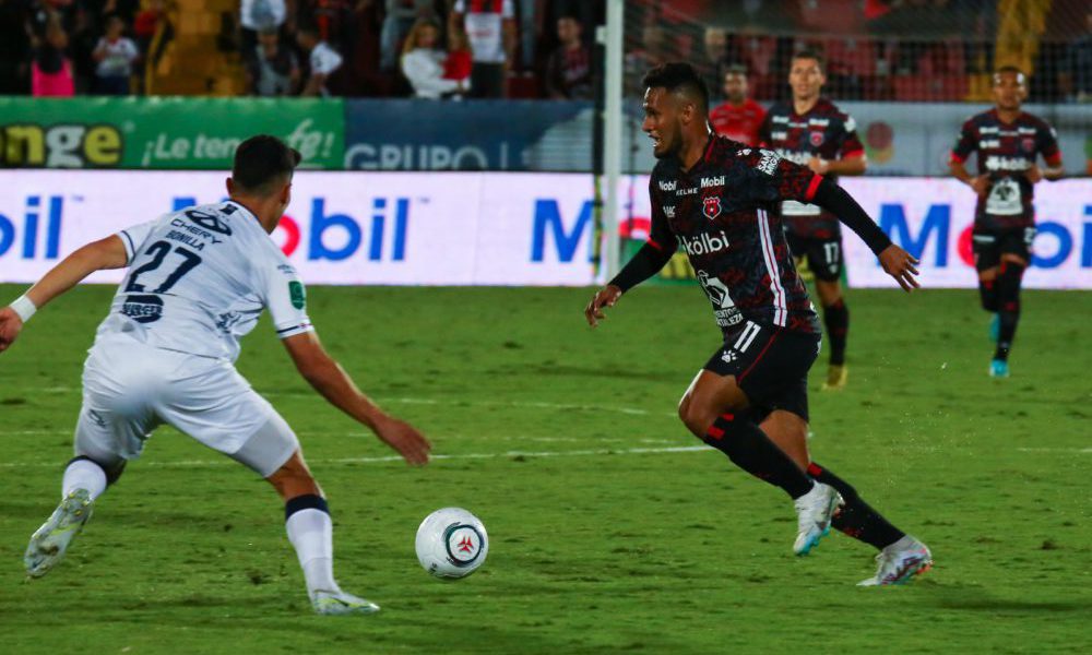 Alex López anota con el Alajuelense en el clásico provincial de Costa Rica