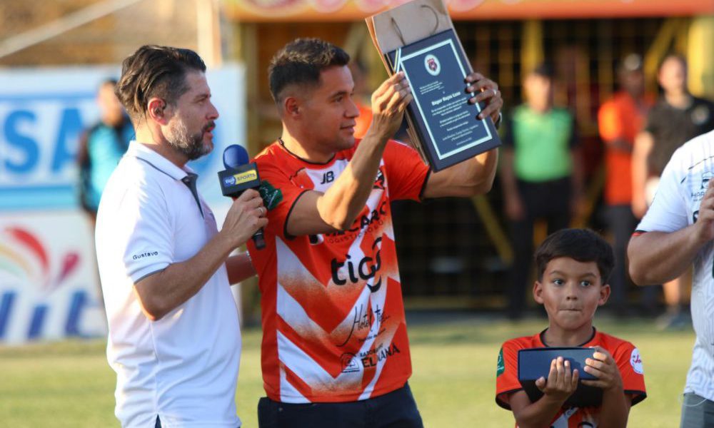 Alajuelense y Puntarenas rinden homenaje a Roger Rojas