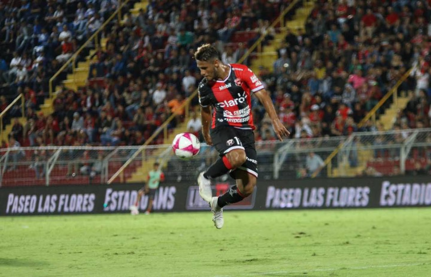 Alex López se convierte en el extranjero con más partidos del Alajuelense