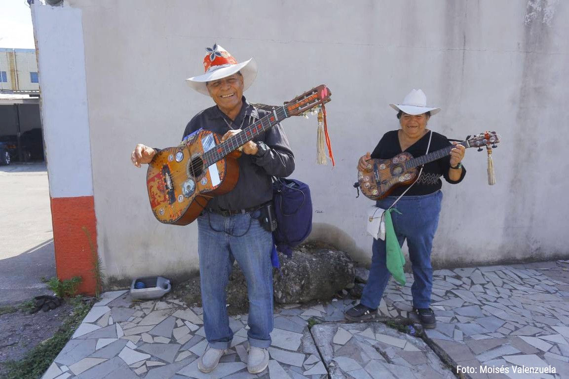 Pareja hondureña deleita con su música en las calles de San Pedro Sula