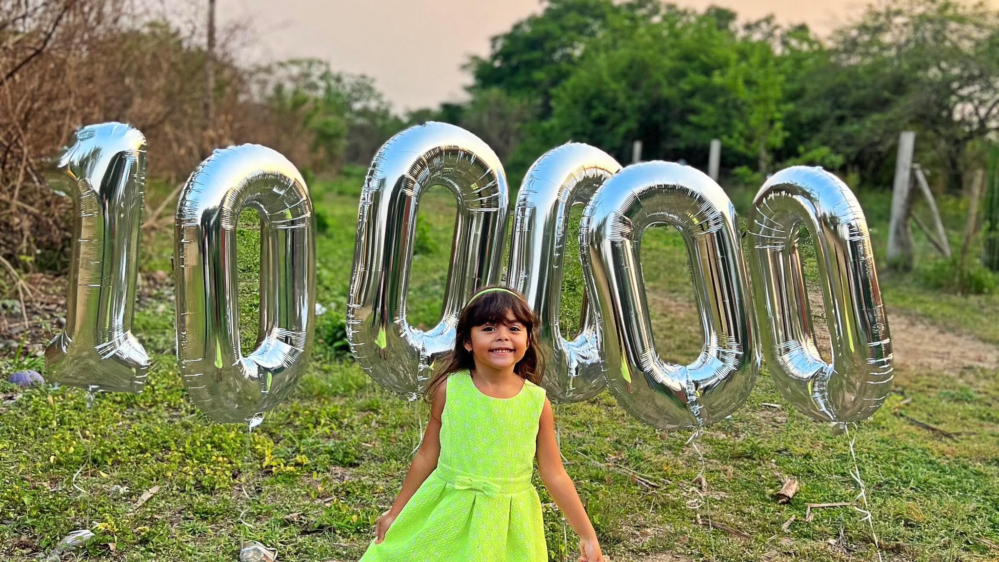 Niña hondureña llega a los 100mil suscriptores en su canal de YouTube