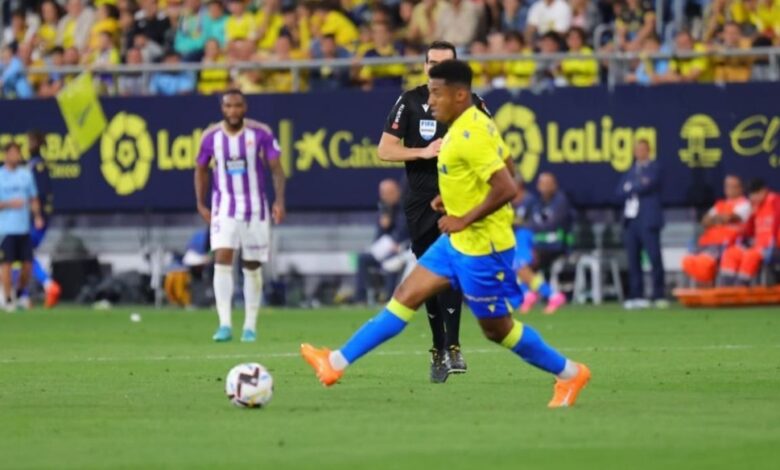 «Choco» Lozano realiza partidazo con el Cádiz que lo aleja del descenso