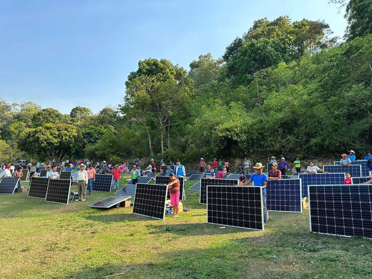 164 familias hondureñas recibieron paneles solares en Intibucá