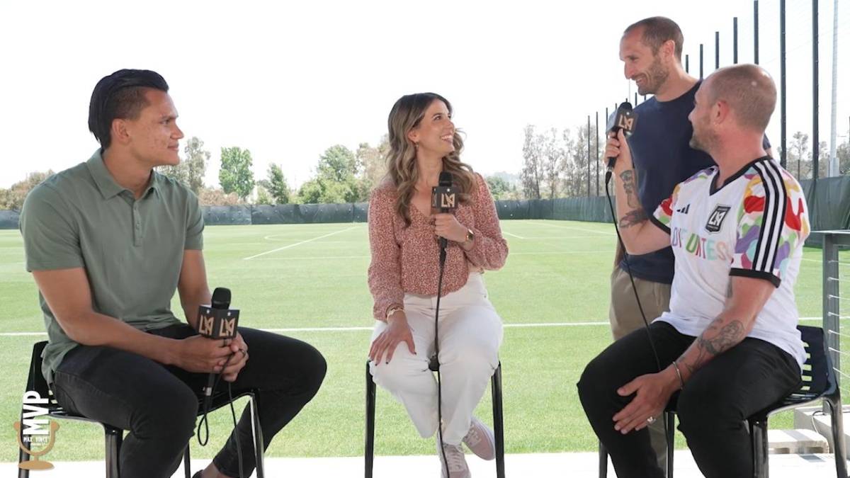 Giorgio Chiellini halaga a Denil Maldonado en plena entrevista