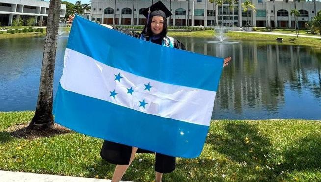 Hondureña se gradúa con honores de la Universidad Internacional de Florida (FIU)