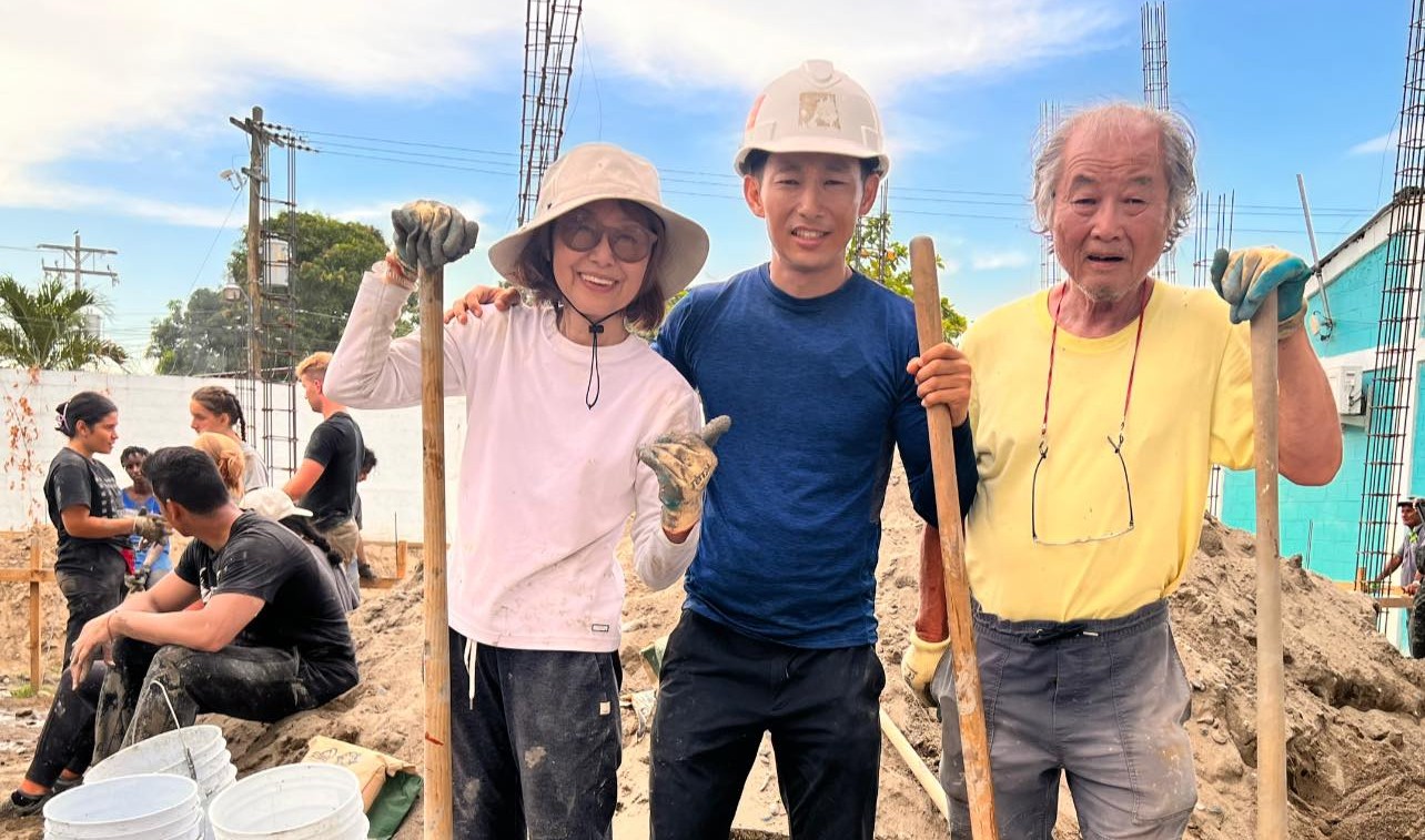 Padres de Shin Fujiyama se involucran en la construcción de escuelas