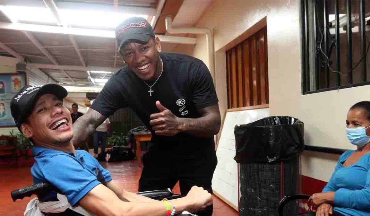 Romell Quioto regaló comida y vestimenta a fundación de niños