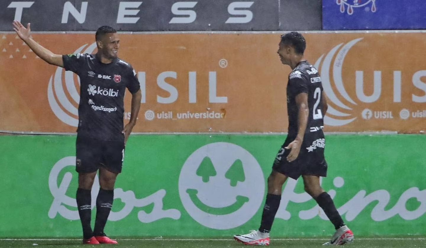 Alex López anota el gol de la victoria en el clásico ante Herediano