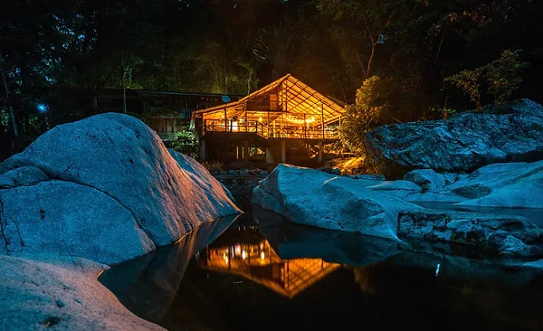 Jungle River Lodge, un alojamiento de aventura frente al Río Cangrejal