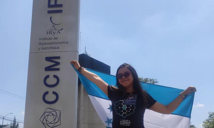 Hondureña participó en la  Escuela de Verano de Astrofísica en México