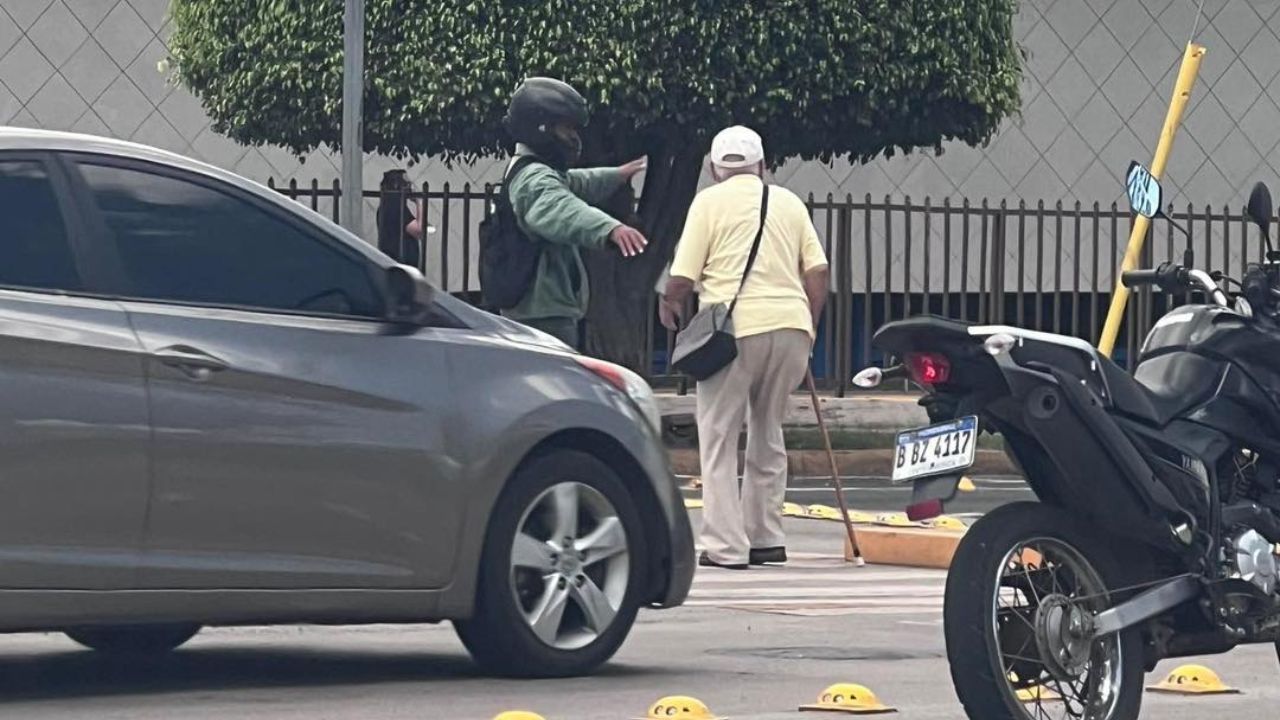 Motociclista hondureño detuvo el tráfico para ayudar a cruzar a un abuelito