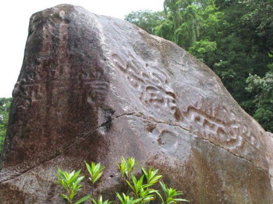 Petroglifos en el Río Plátano, una antigua manifestación de los pueblos ...