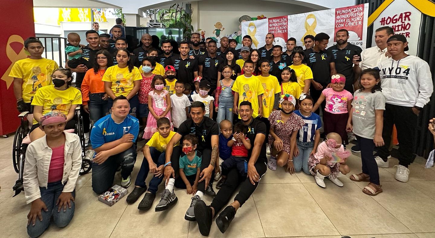 Selección de Honduras celebra Día del Niño en la Fundación contra el Cáncer
